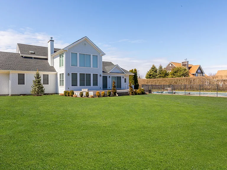 28 Fairbanks Ct — Photo 2