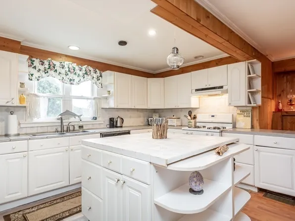 54 Sconticut Neck Rd, Fairhaven, MA 02719