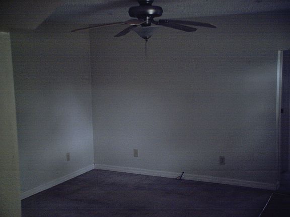 Living Room 16'6"x13'
