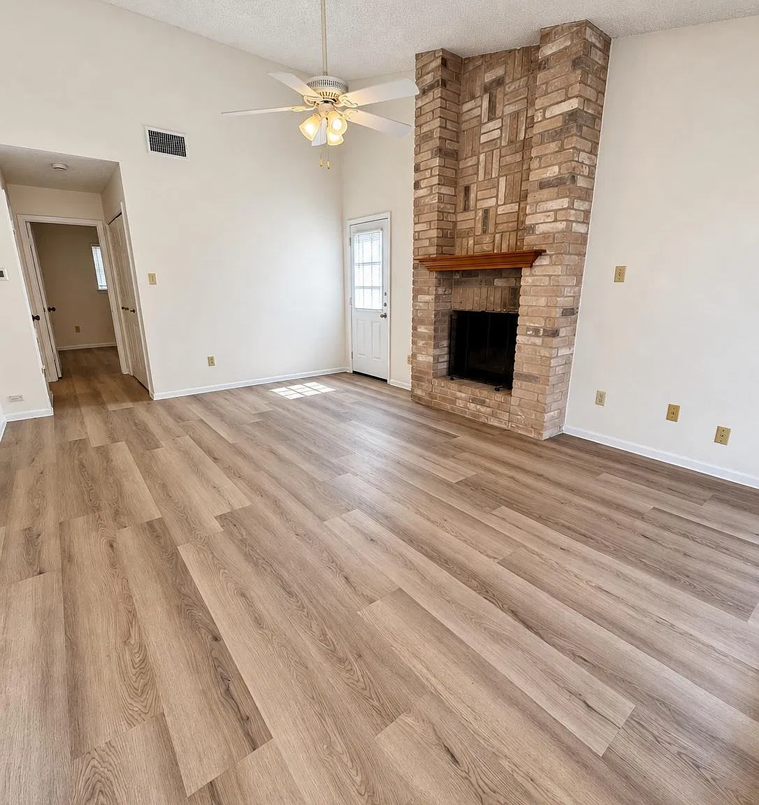 2 bed, 1.0 bath, 855 sqft, $1,400 — Photo 2