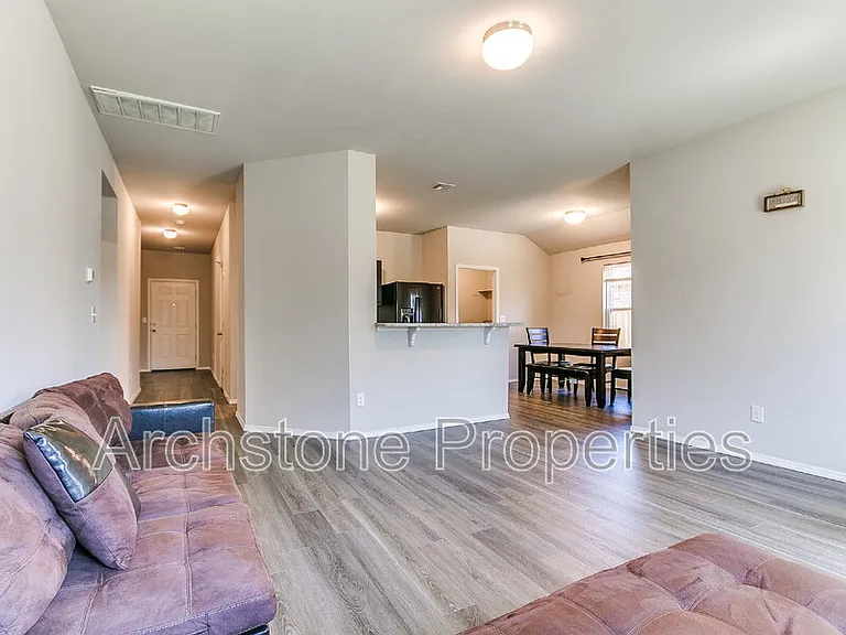 1308 Dustin Dr — Photo 3
