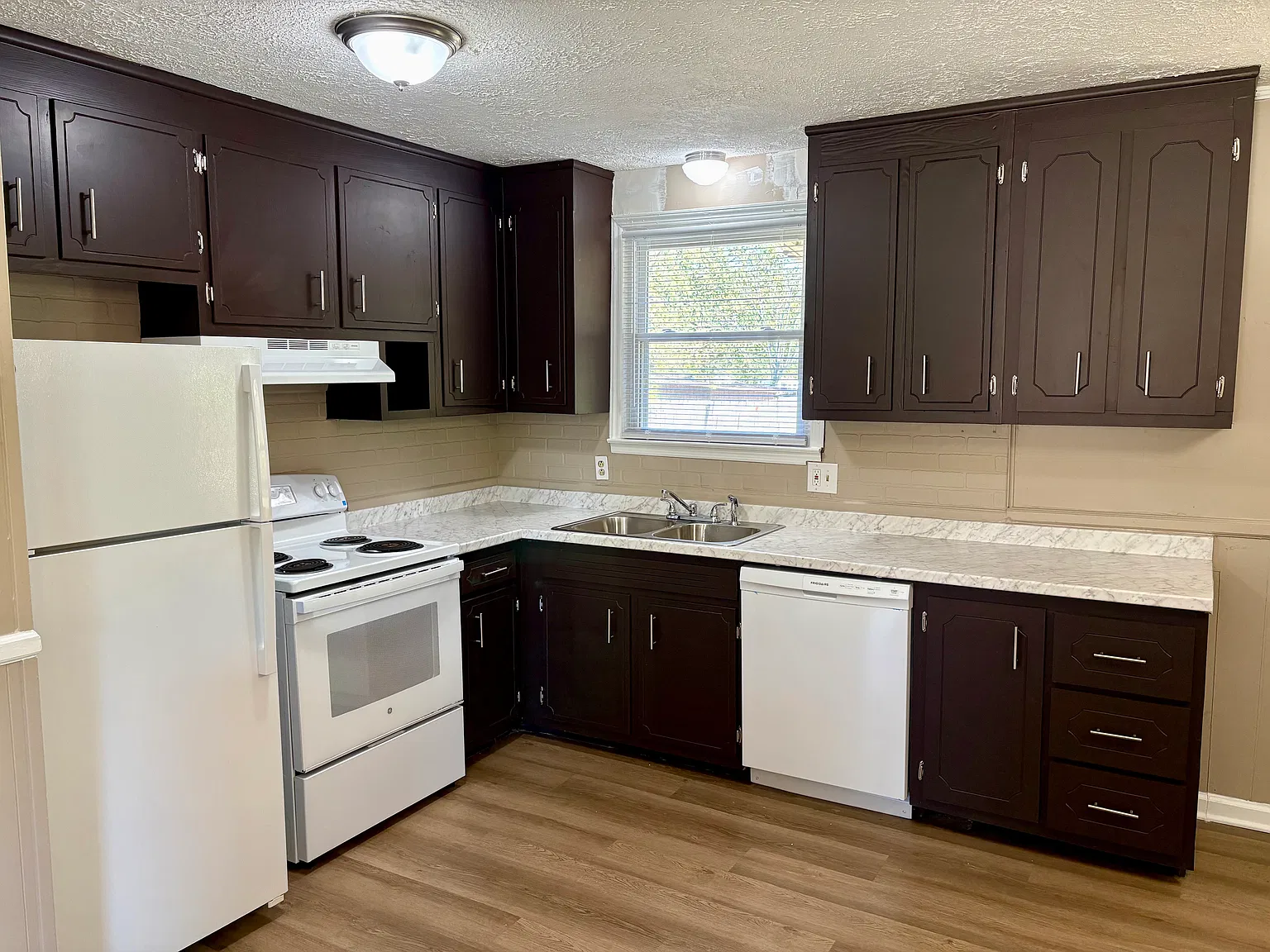 3 bed, 1125 sqft, $1,600 — Photo 3