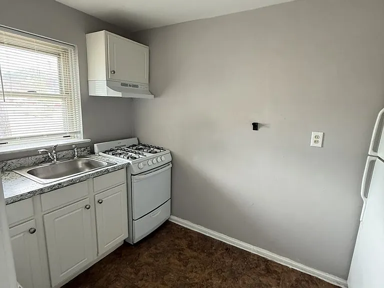 712 E Chester Pike — Photo 6