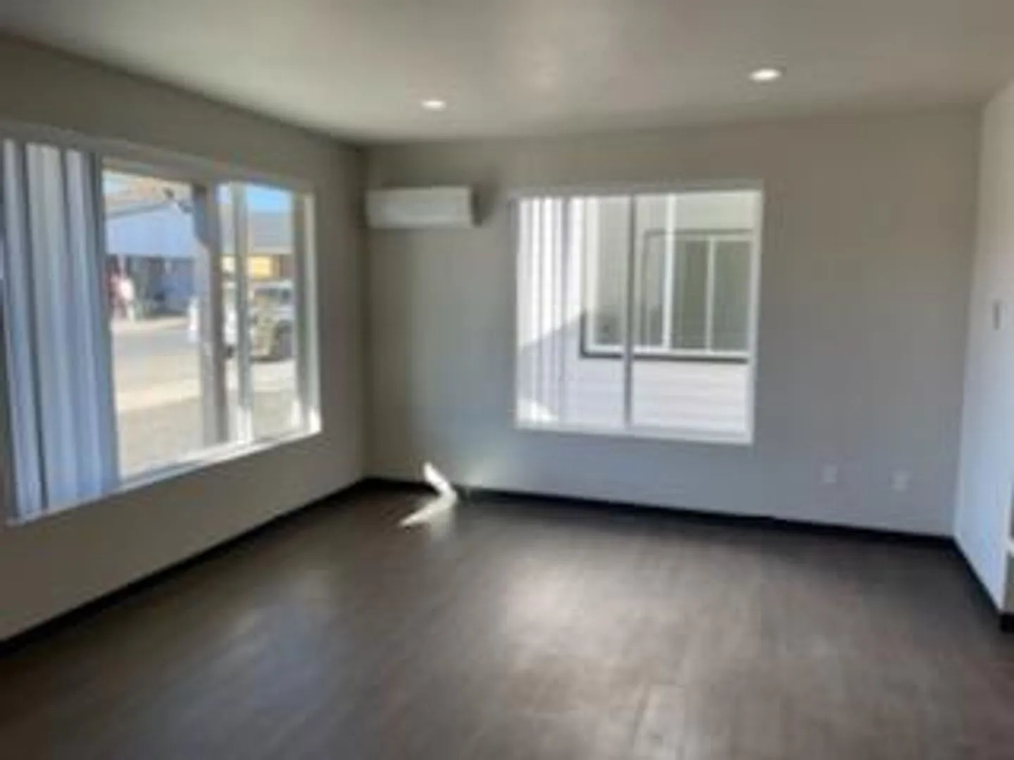 Modern design 3 bed, 2.5 bath duplex Available July 10th! — Photo 2