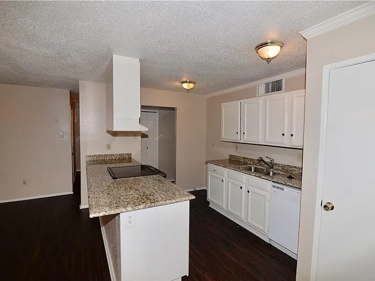 556 Hanover Dr — Photo 3
