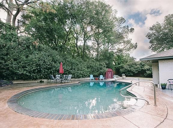 2nd image of 1905 Hollyhill Ln