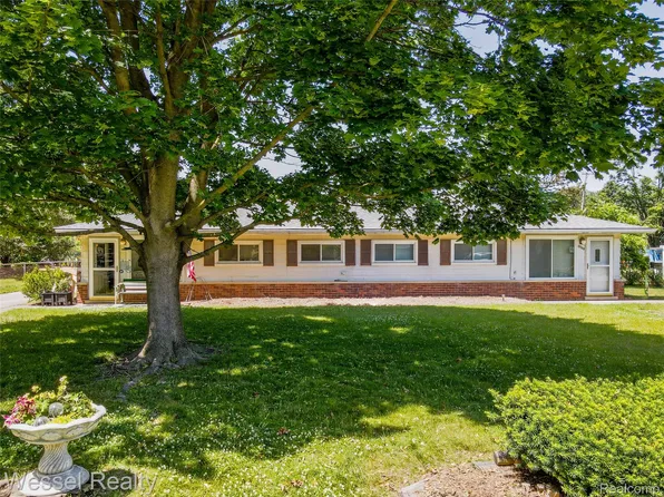 57121 Omo Rd, Ray, MI 48096