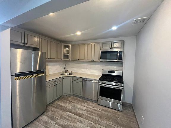 3rd image of 987 Halsey St APT 1