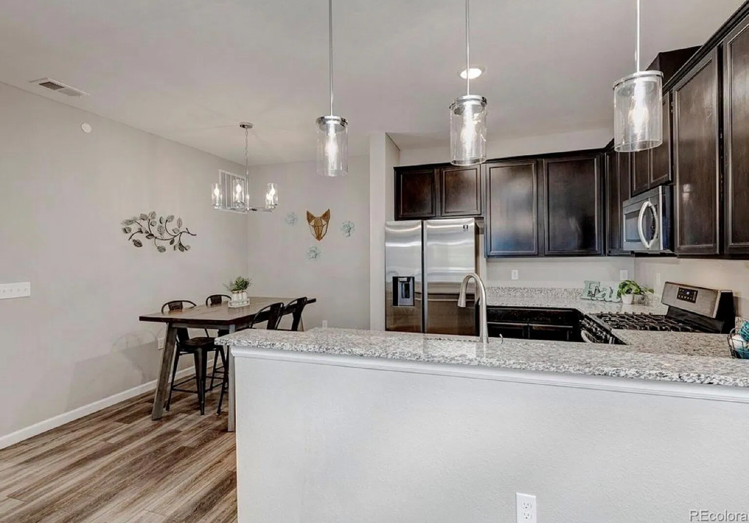 2 bed, 1.0 bath, 864 sqft, $1,695 — Photo 3