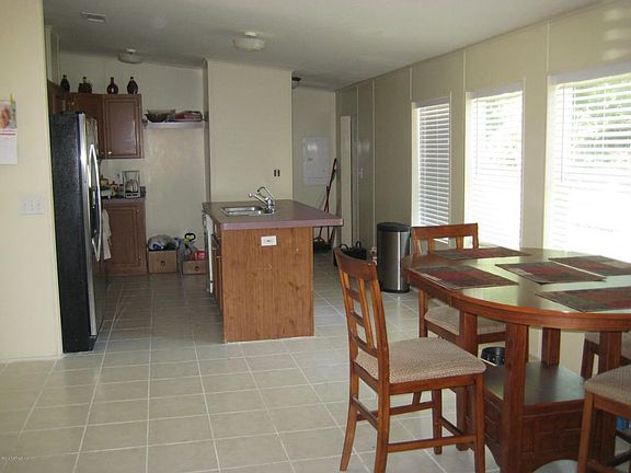 Dining area & kitchen