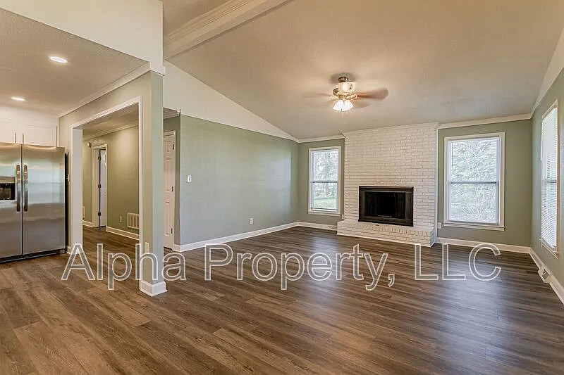 3 bed, 2.0 bath, 1400 sqft, $1,850 — Photo 3