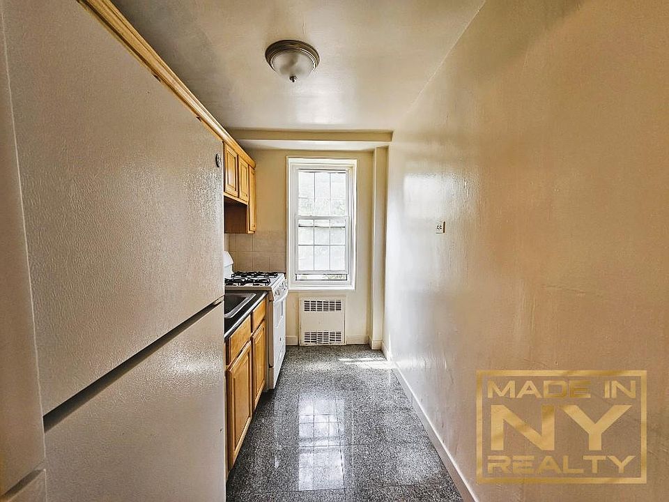 1st image of 140-21 Burden Cres #105