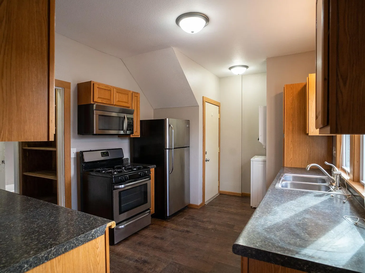 2 bed, 900 sqft, $1,500 — Photo 3