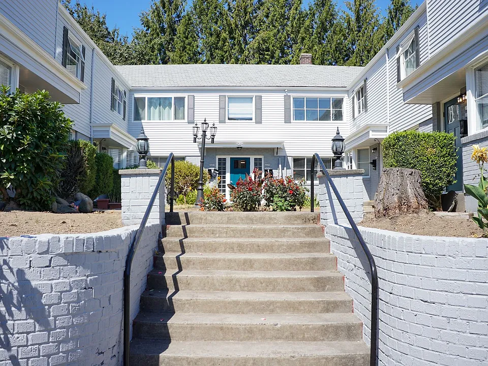 Great NW Location: Spacious 1 Bedroom Ready Now!