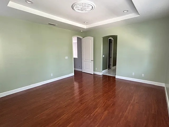 Master Bedroom (Upstairs)