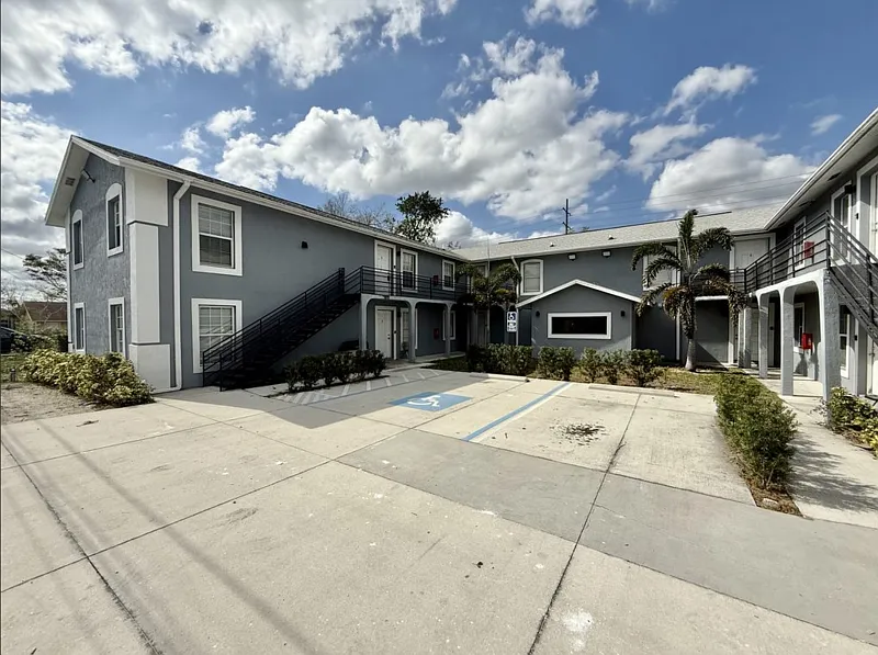 3 bed, 2.0 bath, 977 sqft, $1,050 — Photo 3