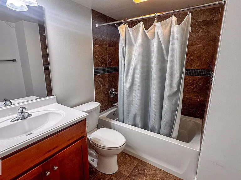 Spacious 3bd/3ba on Broadway! — Photo 12