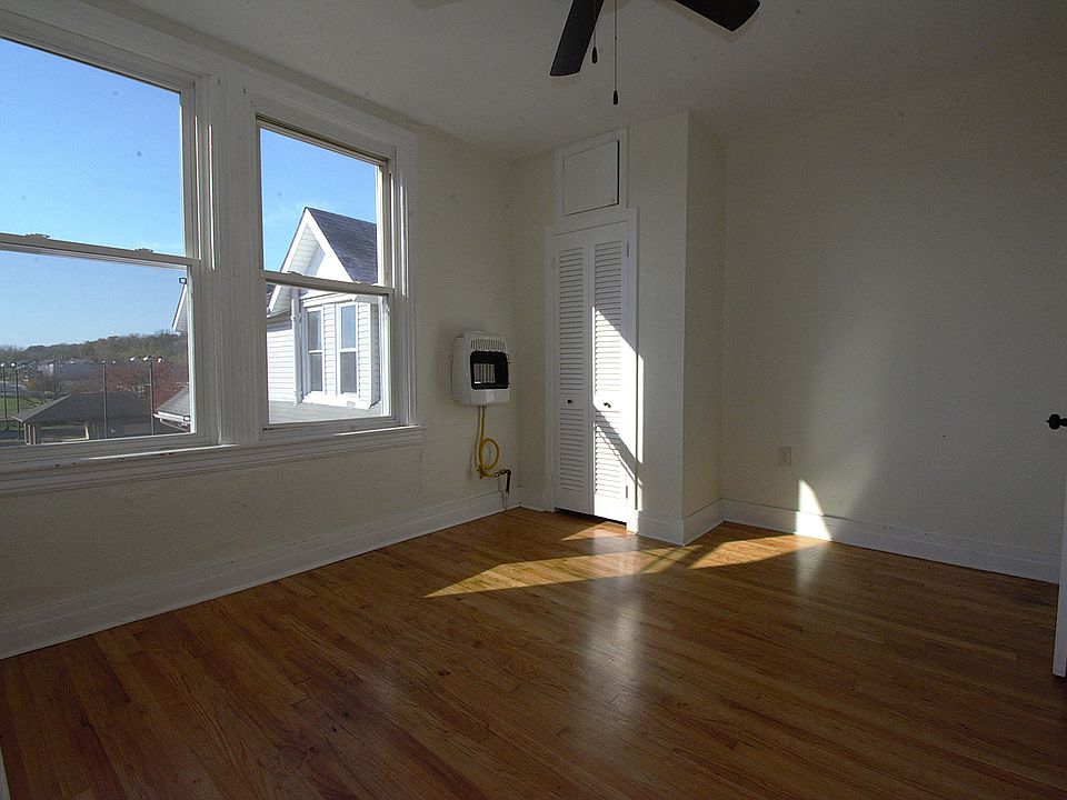 Bedroom (different angle)