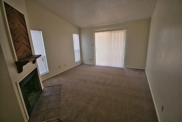 2 bed, 1.0 bath, 975 sqft, $1,100 — Photo 3