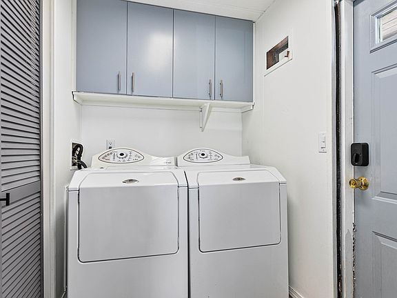 3rd image of 3744 Sinclair Dr
