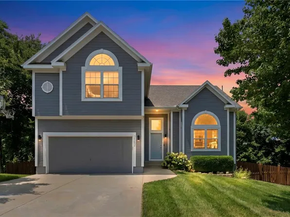 7152 Woodstock St, Shawnee, KS 66218