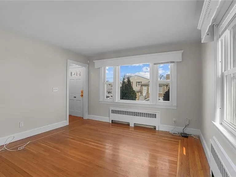 196 Wardlaw Ave — Photo 8