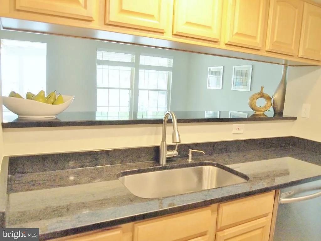 2 bed, 1000 sqft, $2,150 — Photo 2