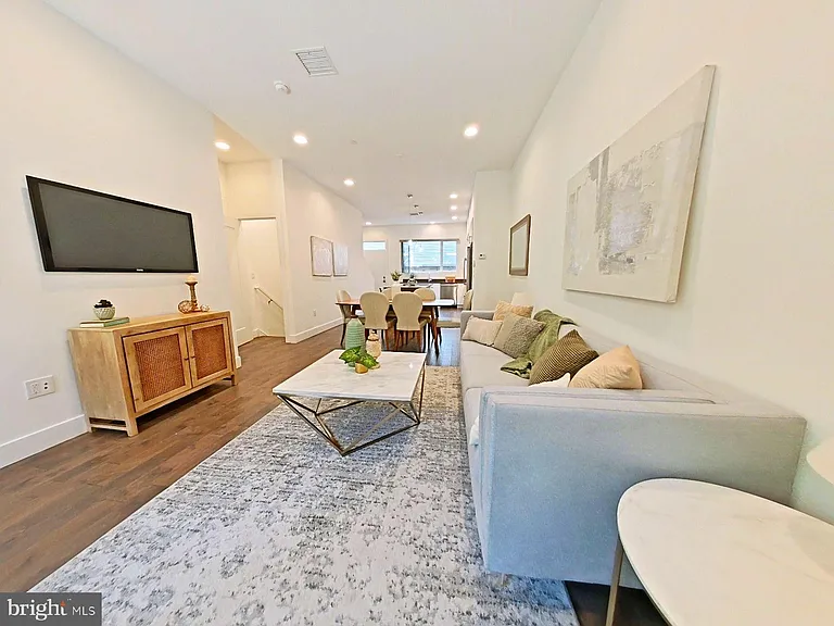 421 Wallace St — Photo 6