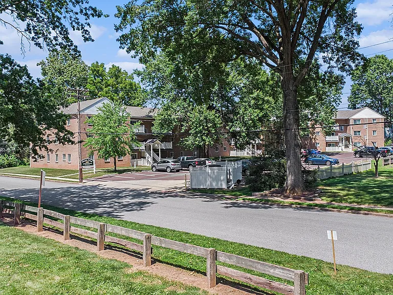 Maple Court Apartments — Photo 42