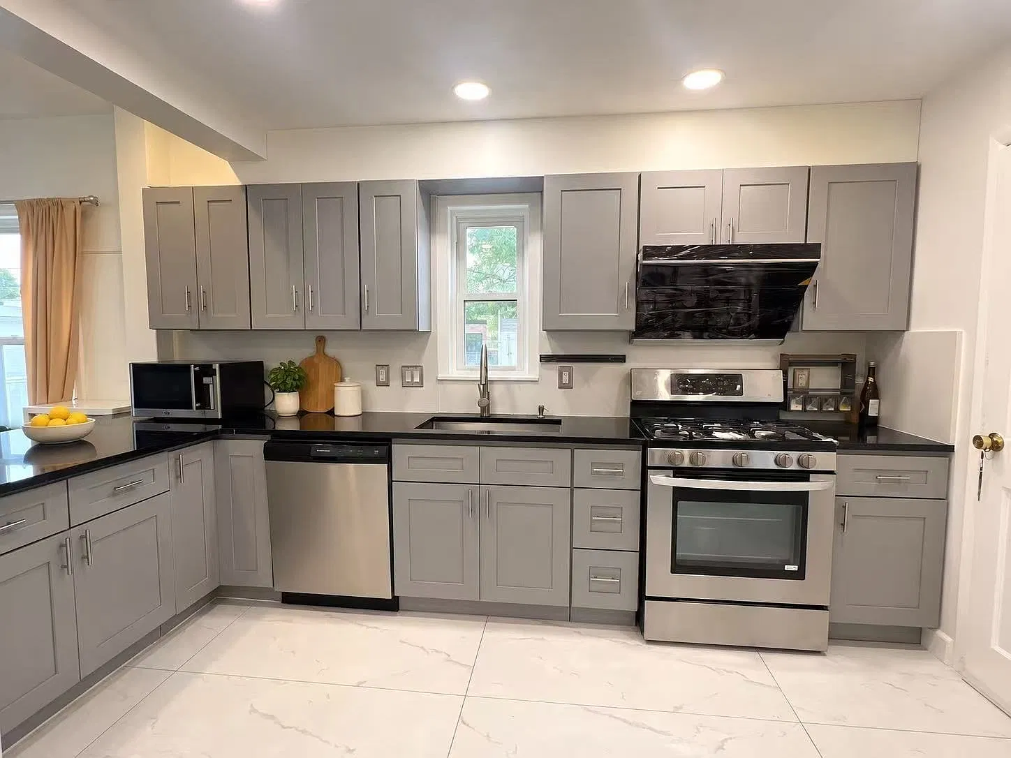 4 bed, 1.5 bath, 1724 sqft, $3,700 — Photo 4