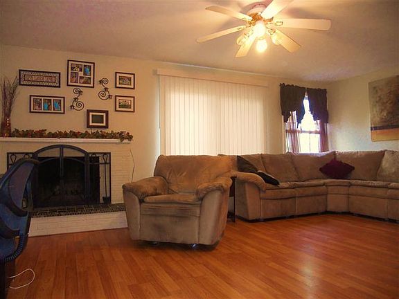 5th image of 145 E Elmwood Dr