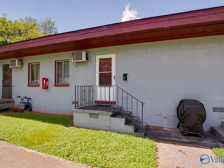 1328 Oshaughnessy Ave NE #B — Photo 1