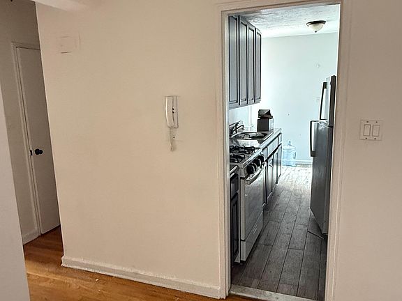2nd image of 140-55 Burden Cres APT 3D