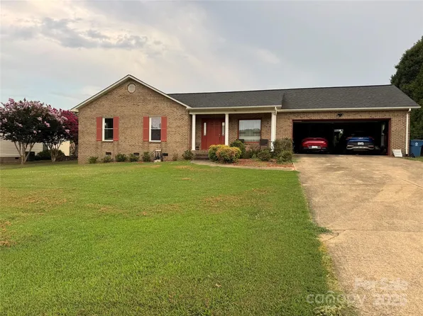 1619 Heron Ct, Newton, NC 28658
