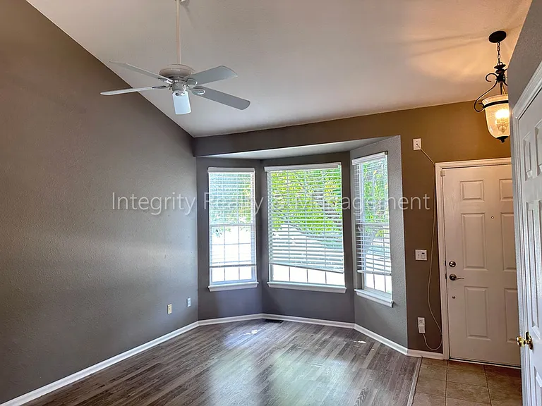 1041 Laurenwood Ln — Photo 6