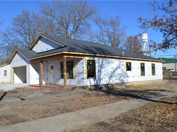 423 S Elm St, Wellsville, KS 66092
