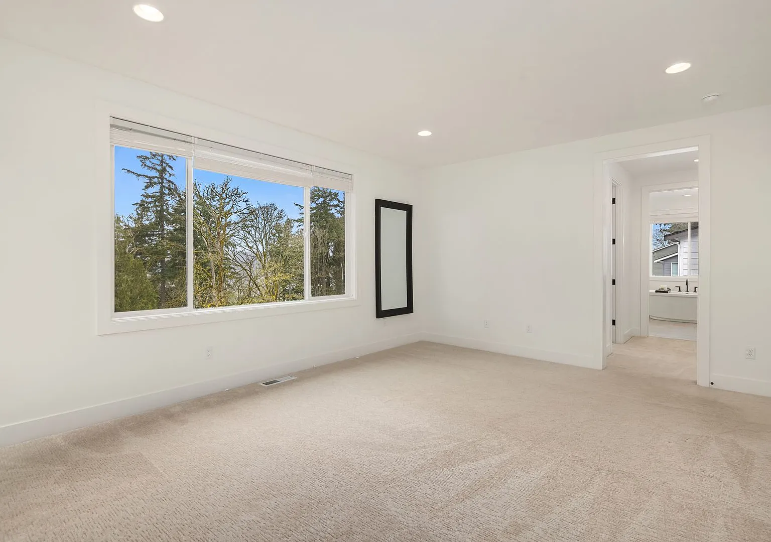 Modern Luxury Living in the Heart of Newcastle — Photo 4