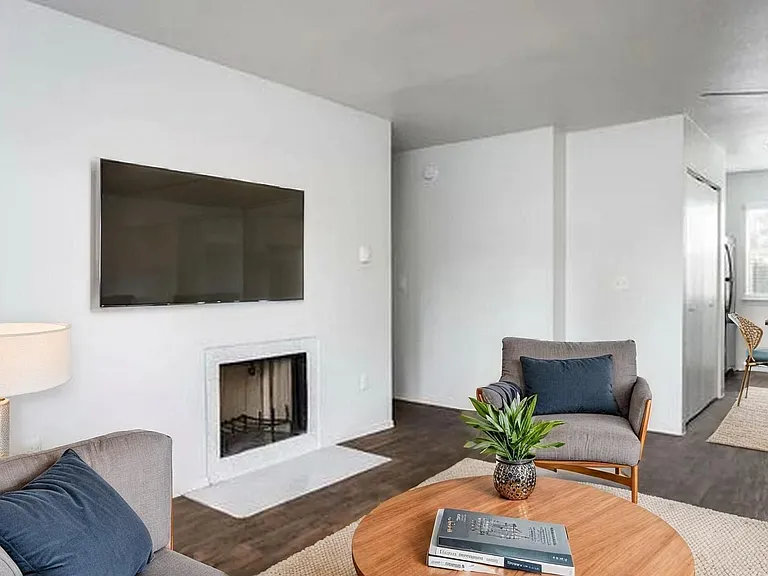 Kentwood Apartments — Photo 8