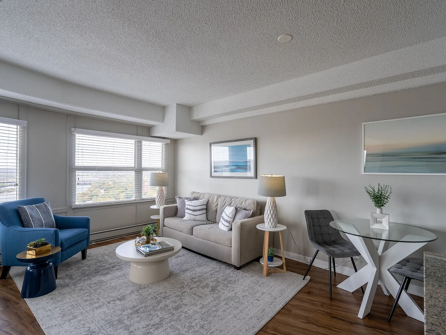 University Club Apartments — Photo 3