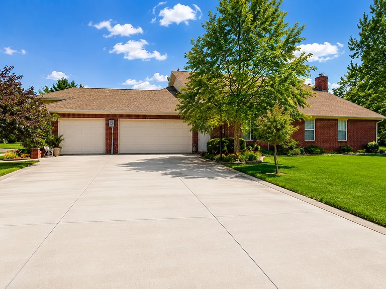 13600 Lake Shore Dr — Photo 2