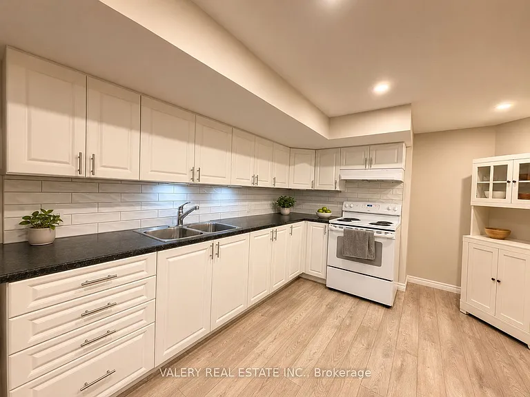 1141 Beaver Valley Cres #1 — Photo 4