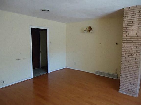 2nd image of 527 Carol Ct