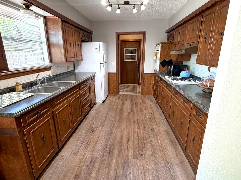 1004 N Dryden Cir