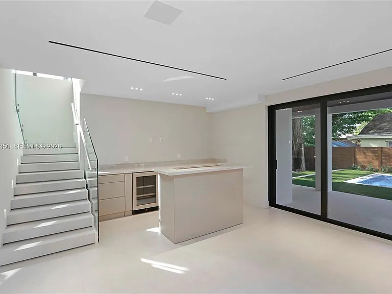 330 SW 19th Rd — Photo 16