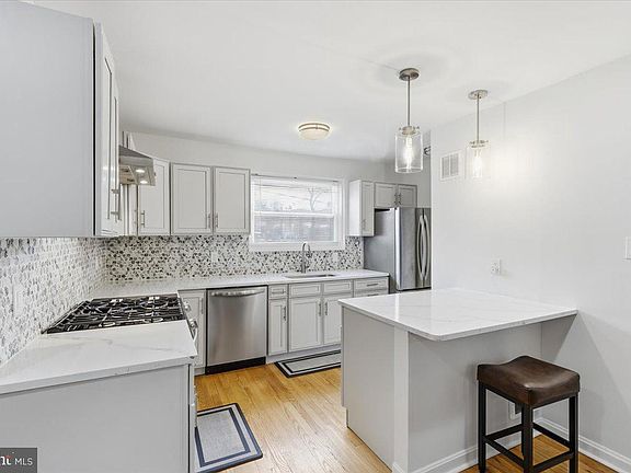 4th image of 740 Neptune Ave