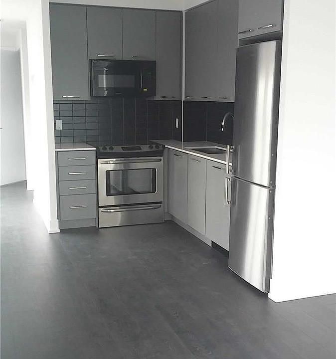2nd image of 9471 Yonge St #604