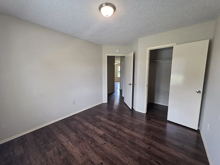 2703 W Beech St — Photo 11