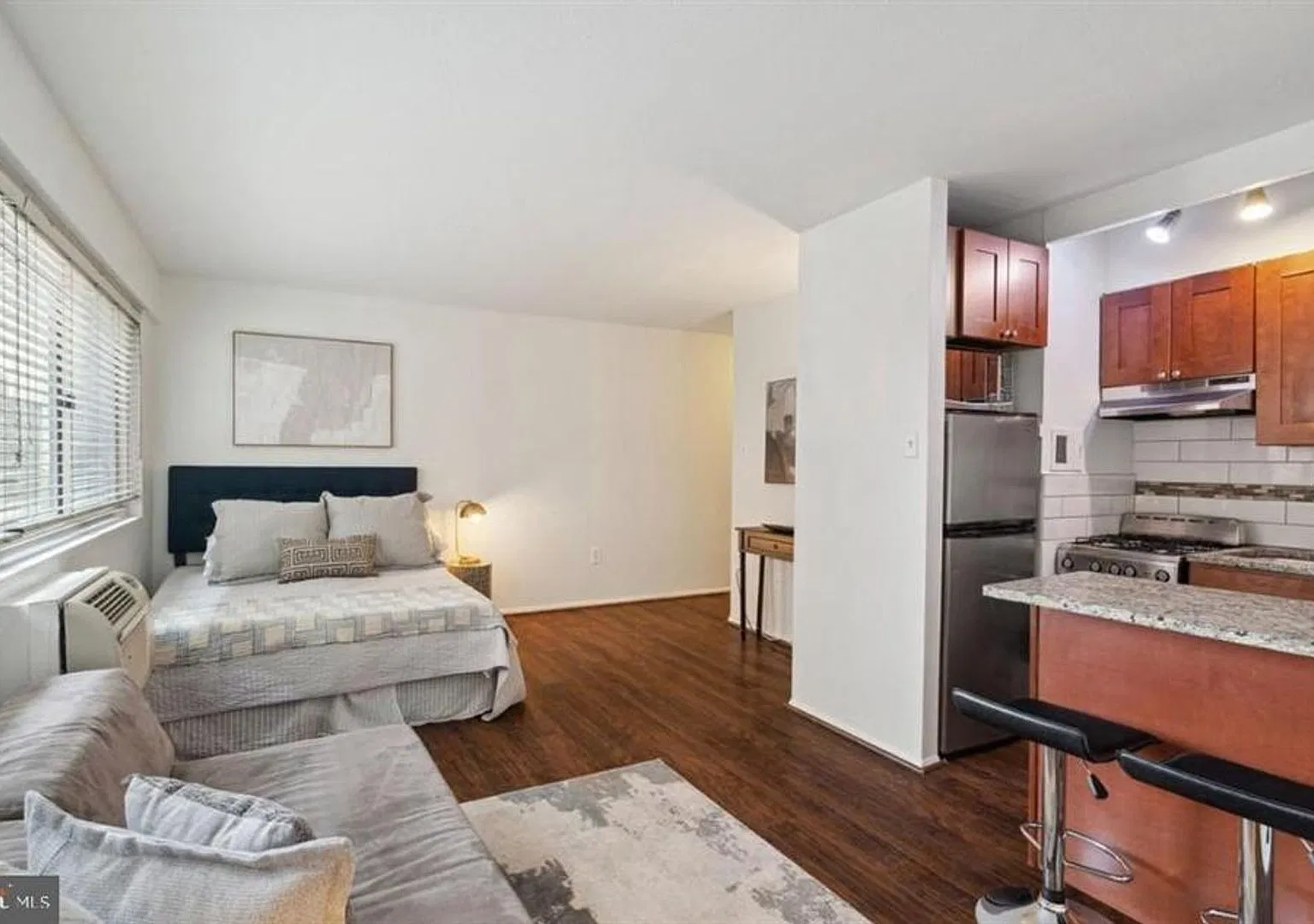 Beautiful studio apartment available at Riverwest condominium 2101 Chestnut St — Photo 1
