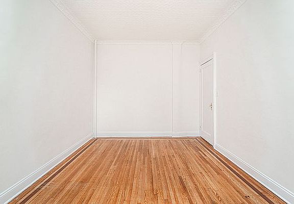 4th image of 22-05 37th St