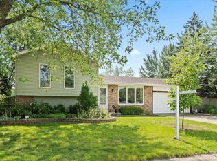 4 S Whispering Hills Dr, Naperville, IL